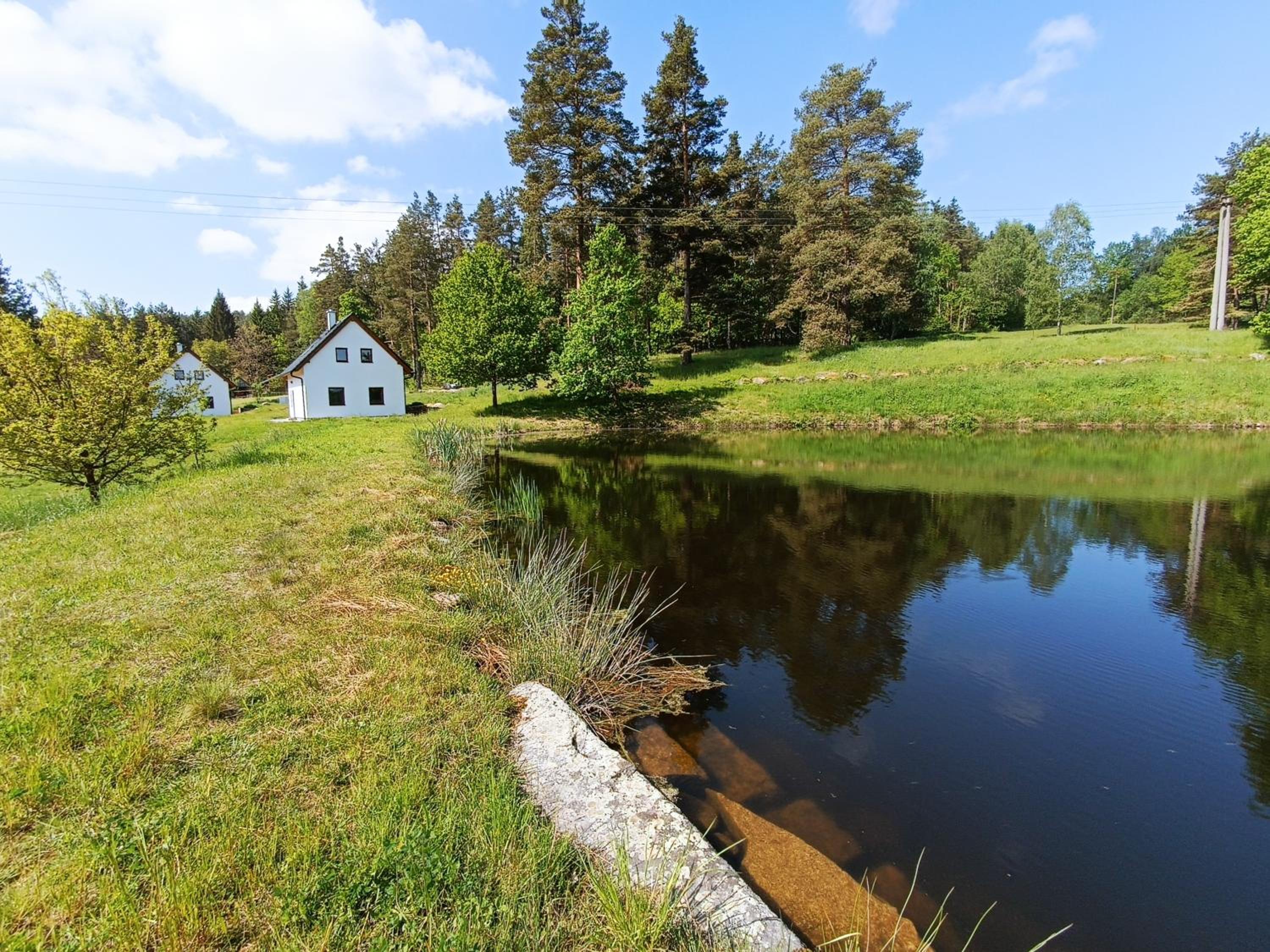 Klidná lokalita Na kraji lesa, celý dům s úschovnu kol