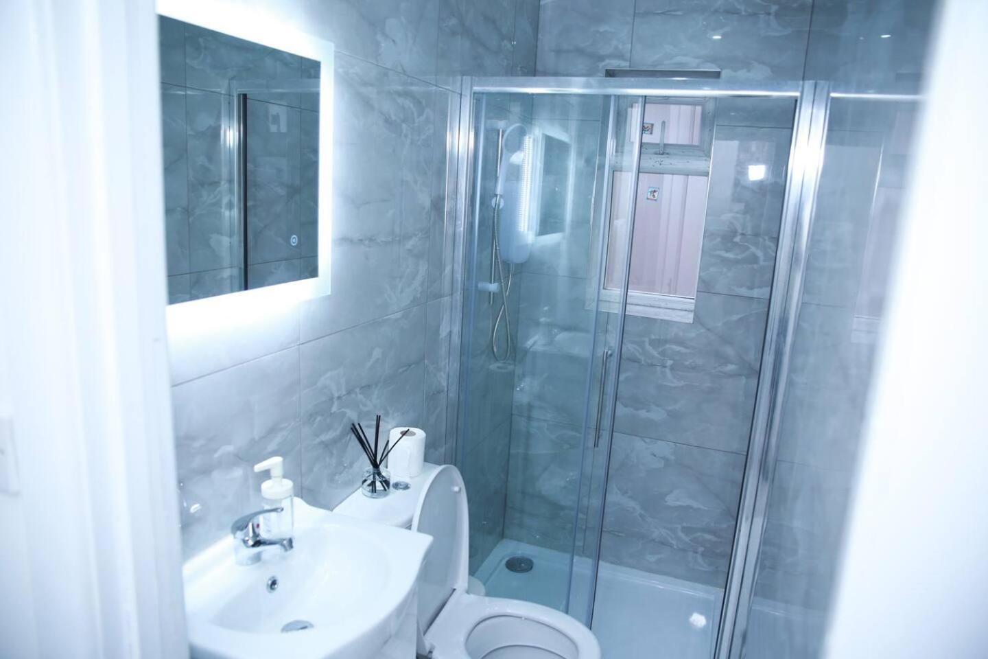 Apartment - Sleeps 2 & Free Parking view 5