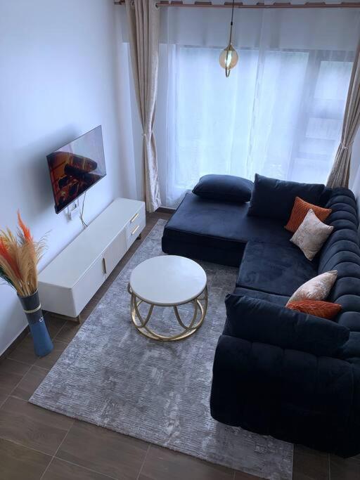 Modern 1-Bedroom Unit 5 mins from CBD view 2