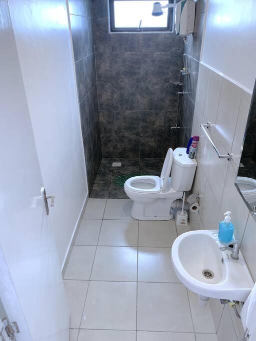 Modern 1-Bedroom Unit 5 mins from CBD view 3