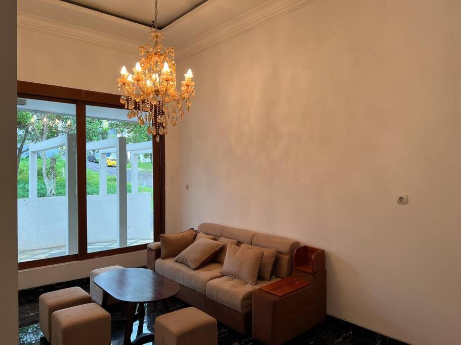 Cozy villa with swimming Pool in Sentul