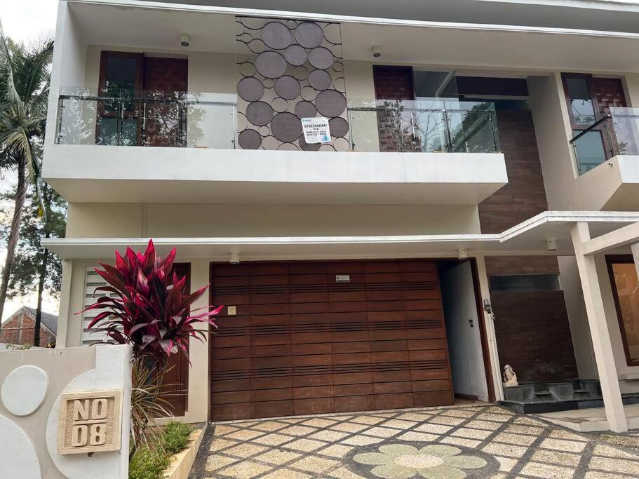Cozy villa with swimming Pool in Sentul