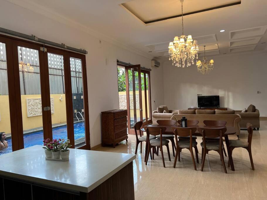 Cozy villa with swimming Pool in Sentul