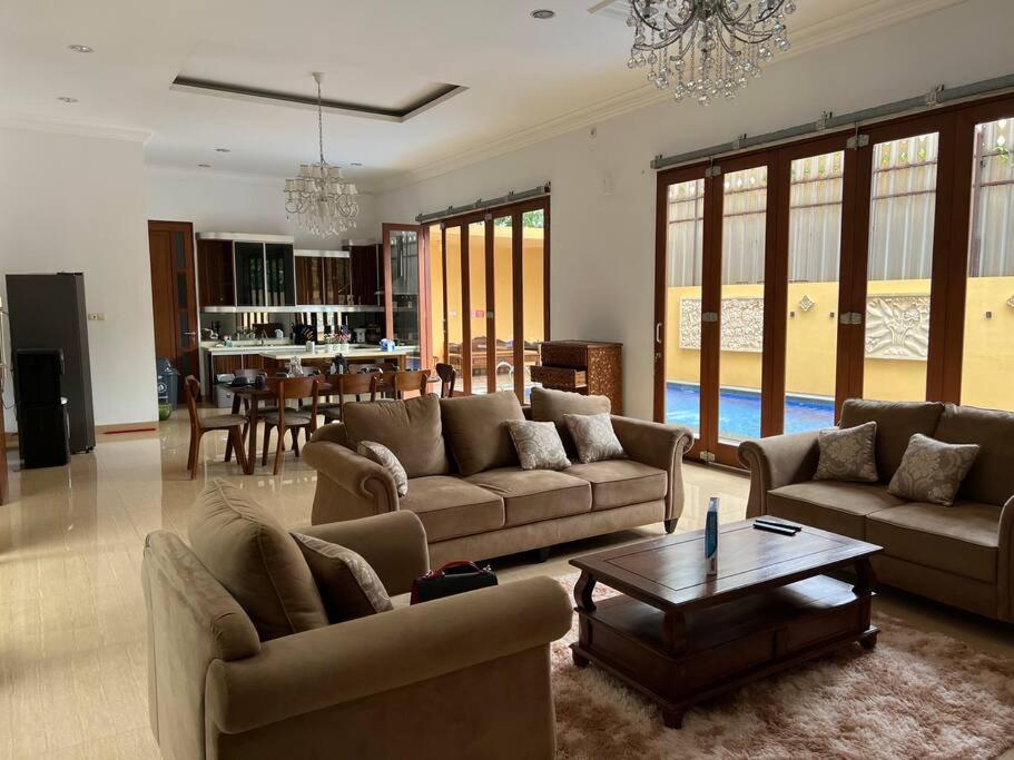 Cozy villa with swimming Pool in Sentul