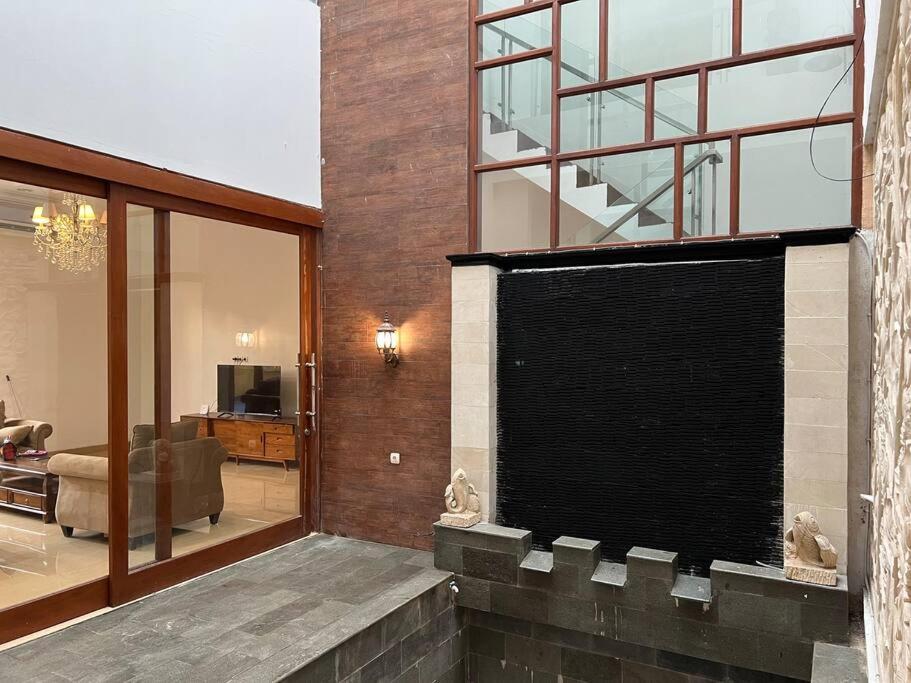 Cozy villa with swimming Pool in Sentul