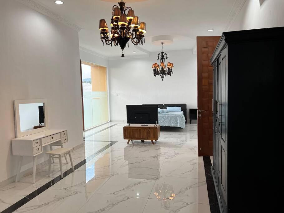 Cozy villa with swimming Pool in Sentul