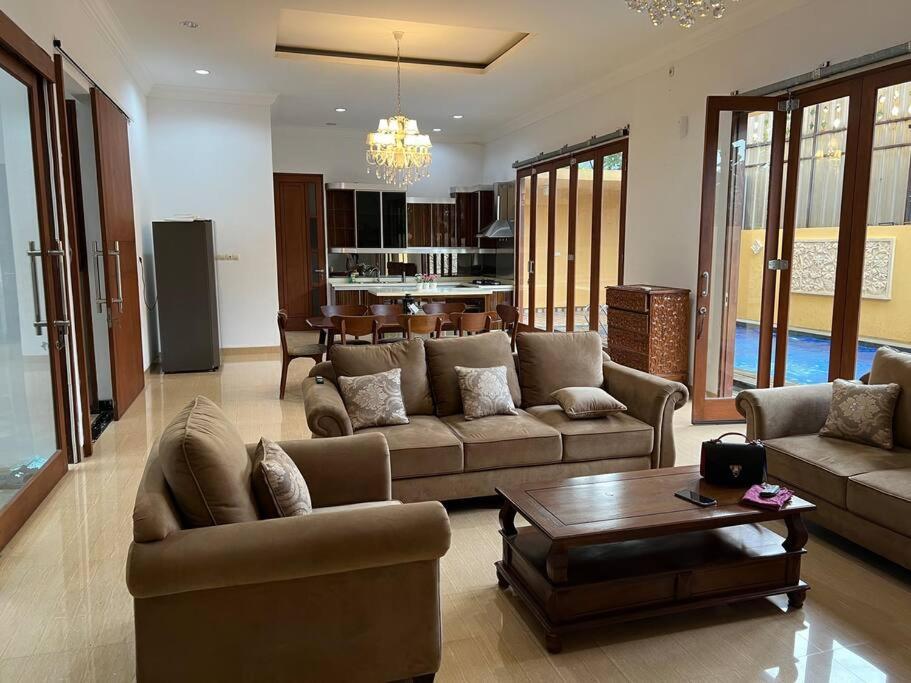 Cozy villa with swimming Pool in Sentul