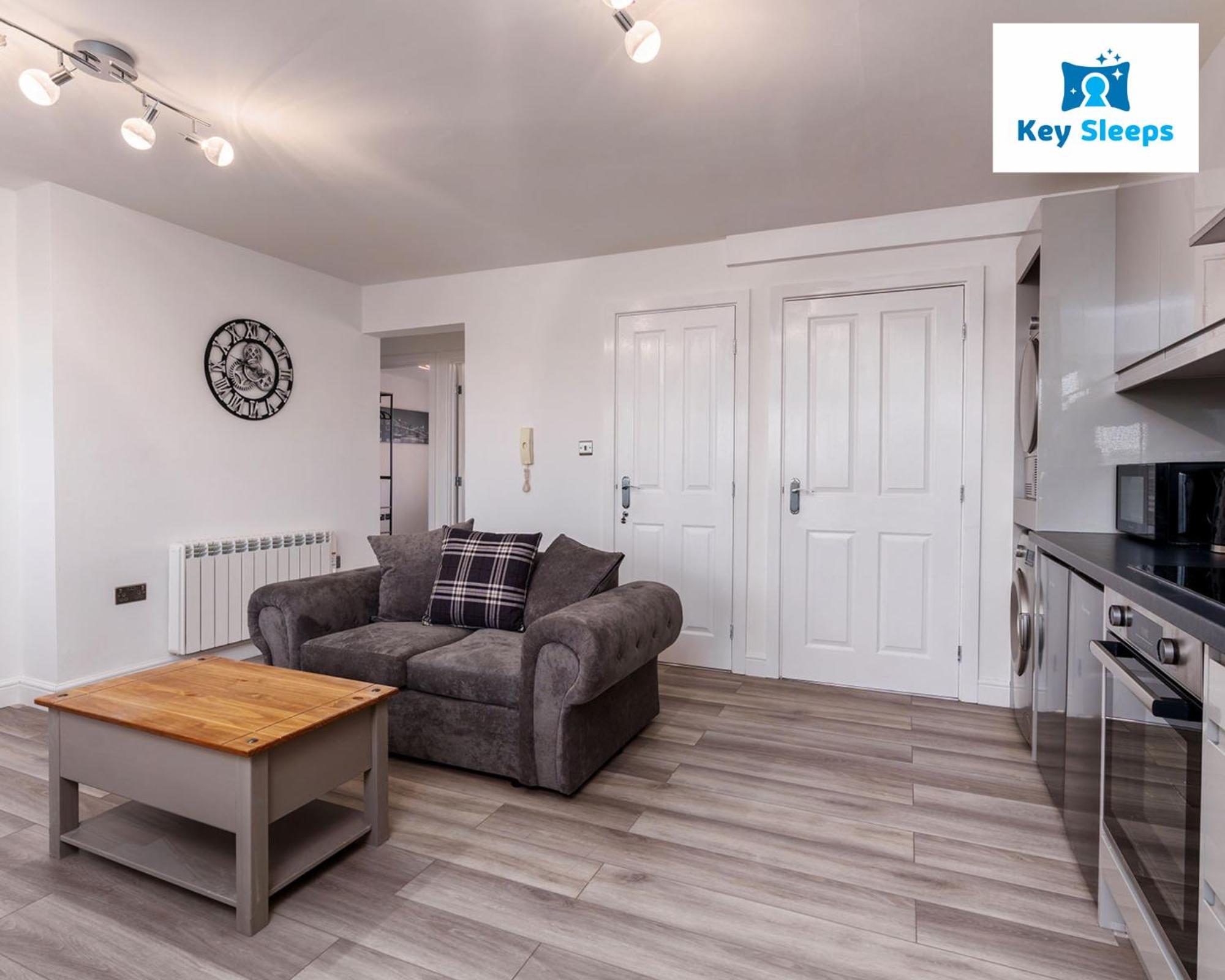 Key Sleeps - Private Parking - Lower Pilsley - Balcony - Contractors - Leisure view 3