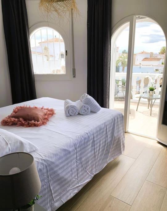 Casa Serenity au canal avec piscine et amarre