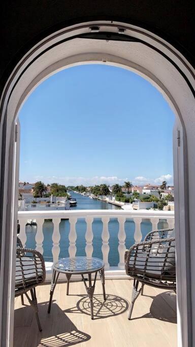 Casa Serenity au canal avec piscine et amarre
