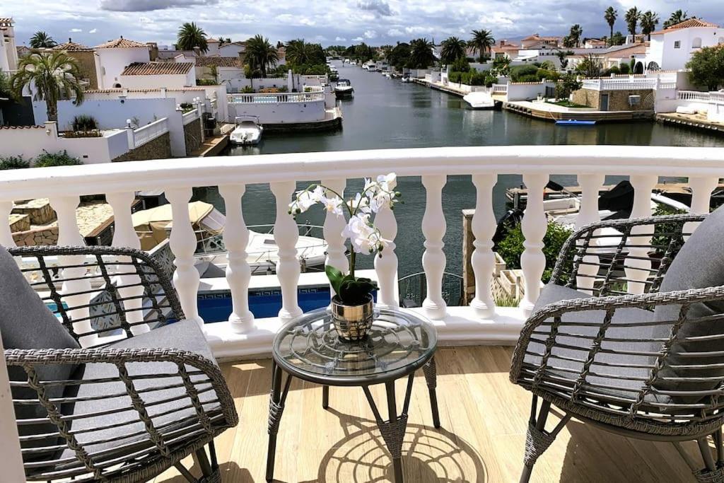 Casa Serenity au canal avec piscine et amarre