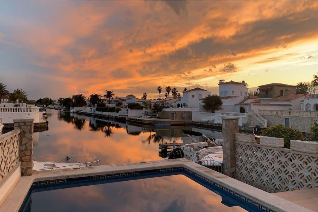 Casa Serenity au canal avec piscine et amarre