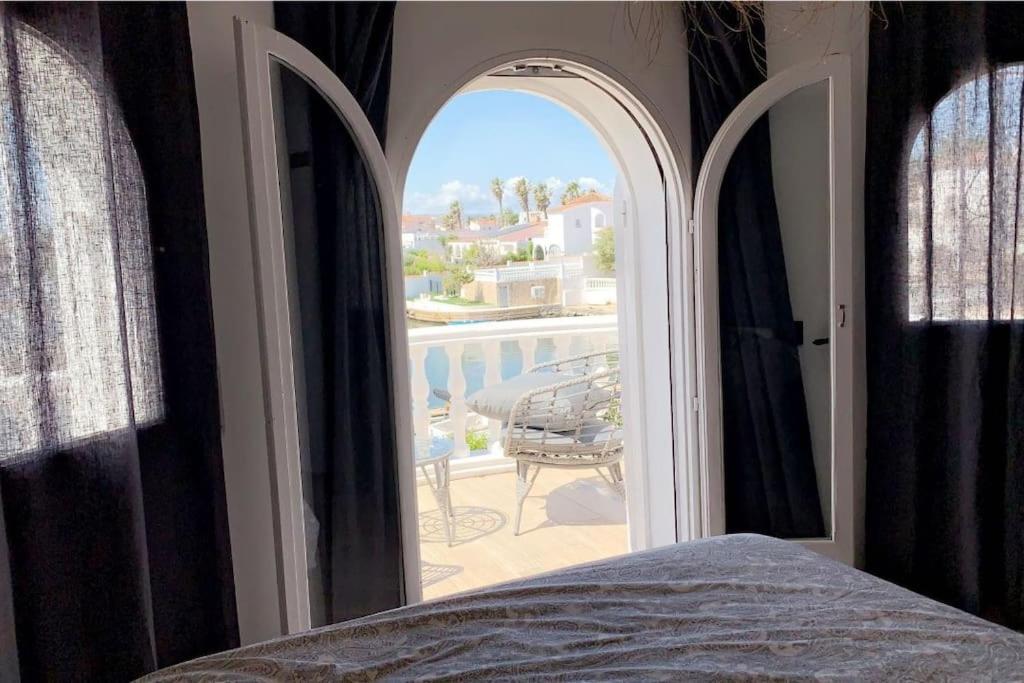Casa Serenity au canal avec piscine et amarre