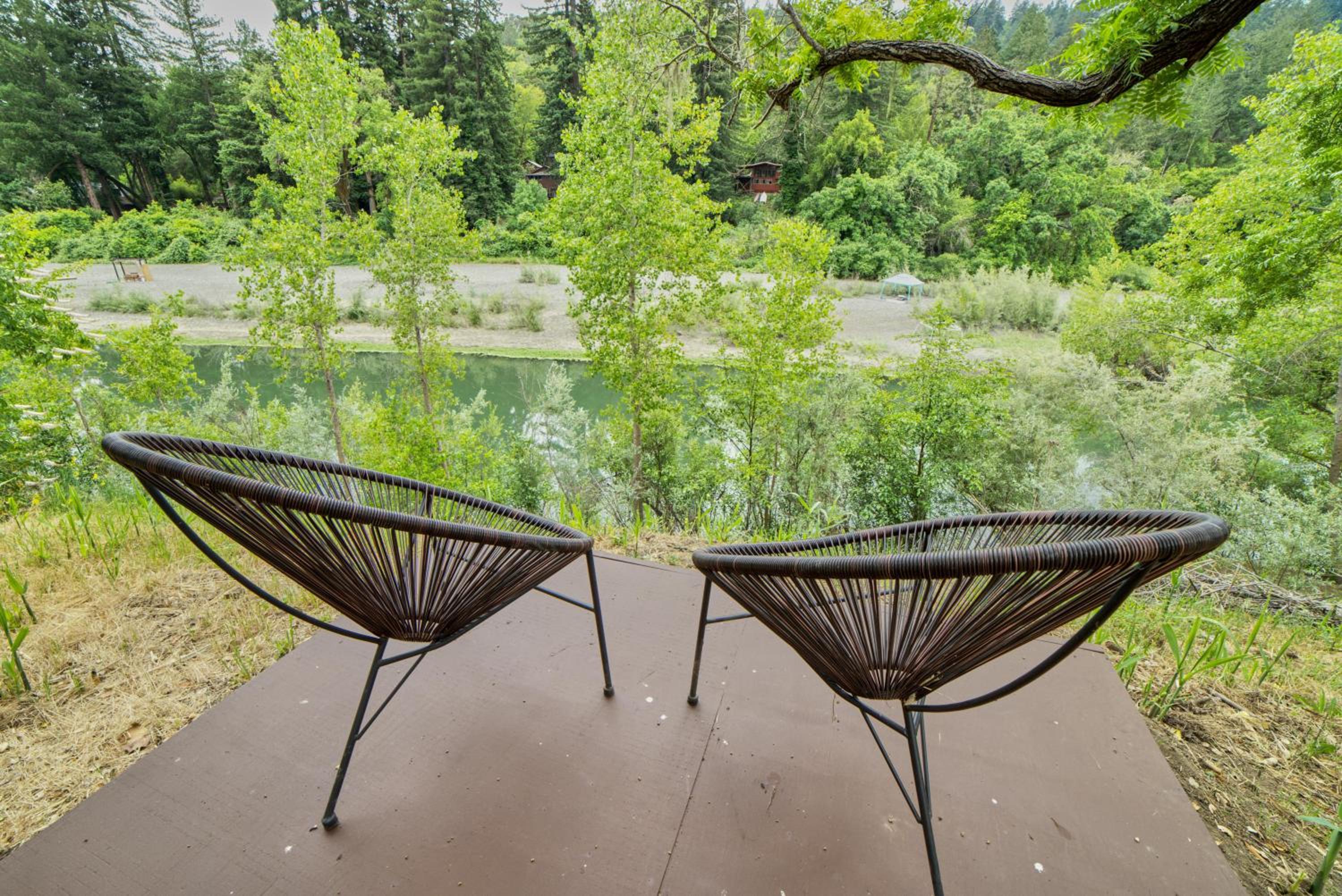 Riverfront Getaway With Wine Tastings Included