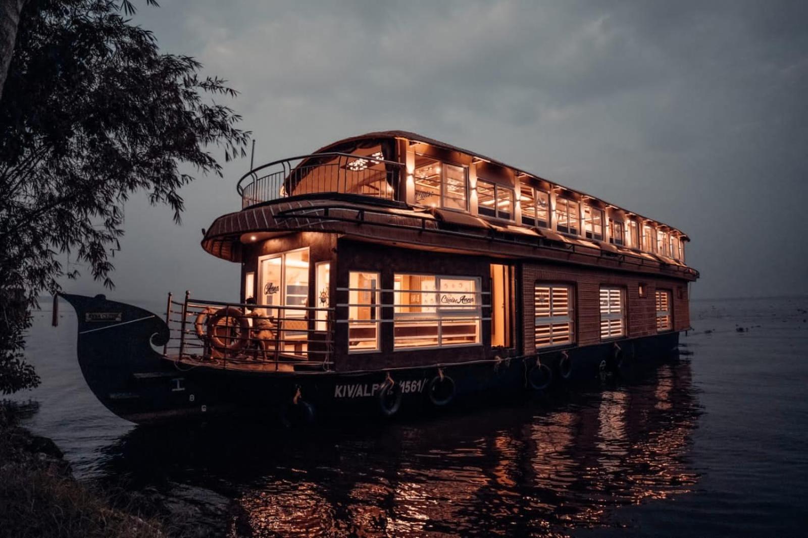 Upper Deck Houseboats