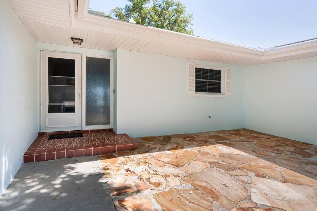 Heated pool home with TIKI HUT 5 Miles 2 CLW beach