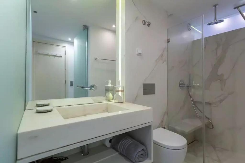Bright Lisbon T2 with 35 m2 Terrace, 2bed and 2bath and fast internet! view 2