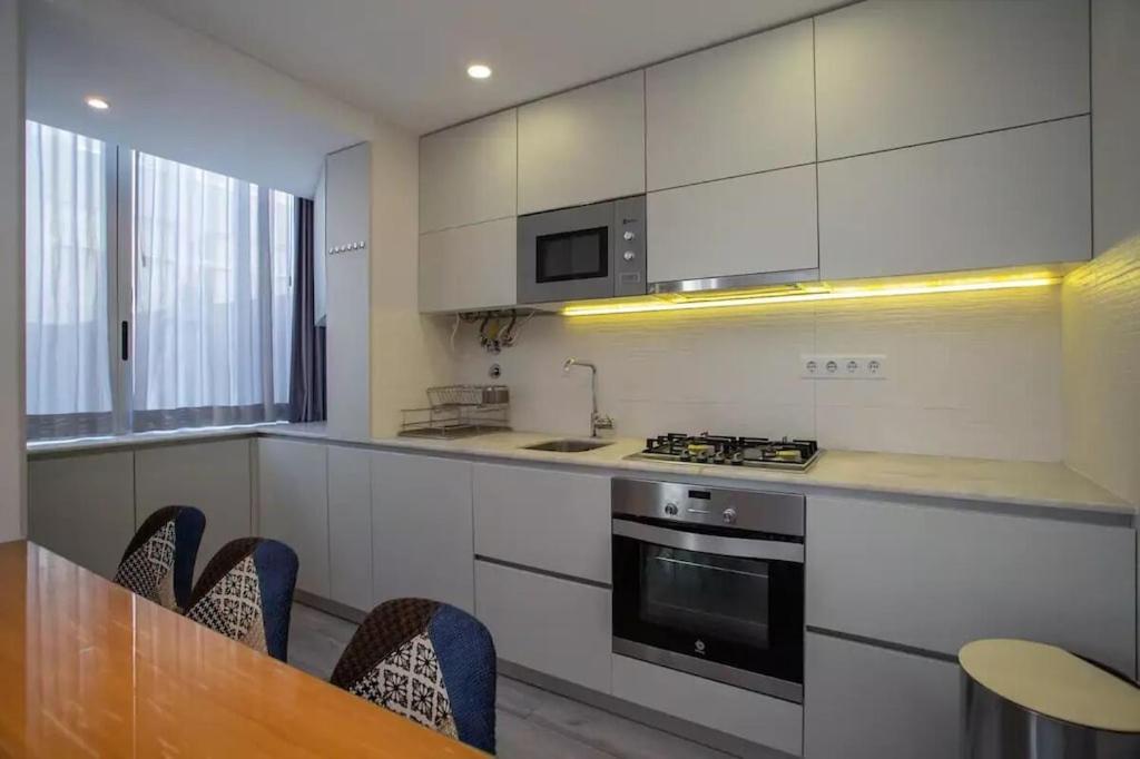 Bright Lisbon T2 with 35 m2 Terrace, 2bed and 2bath and fast internet! view 4
