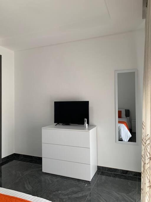 Central, Fully Equipped Modern Apartment - 2 view 4