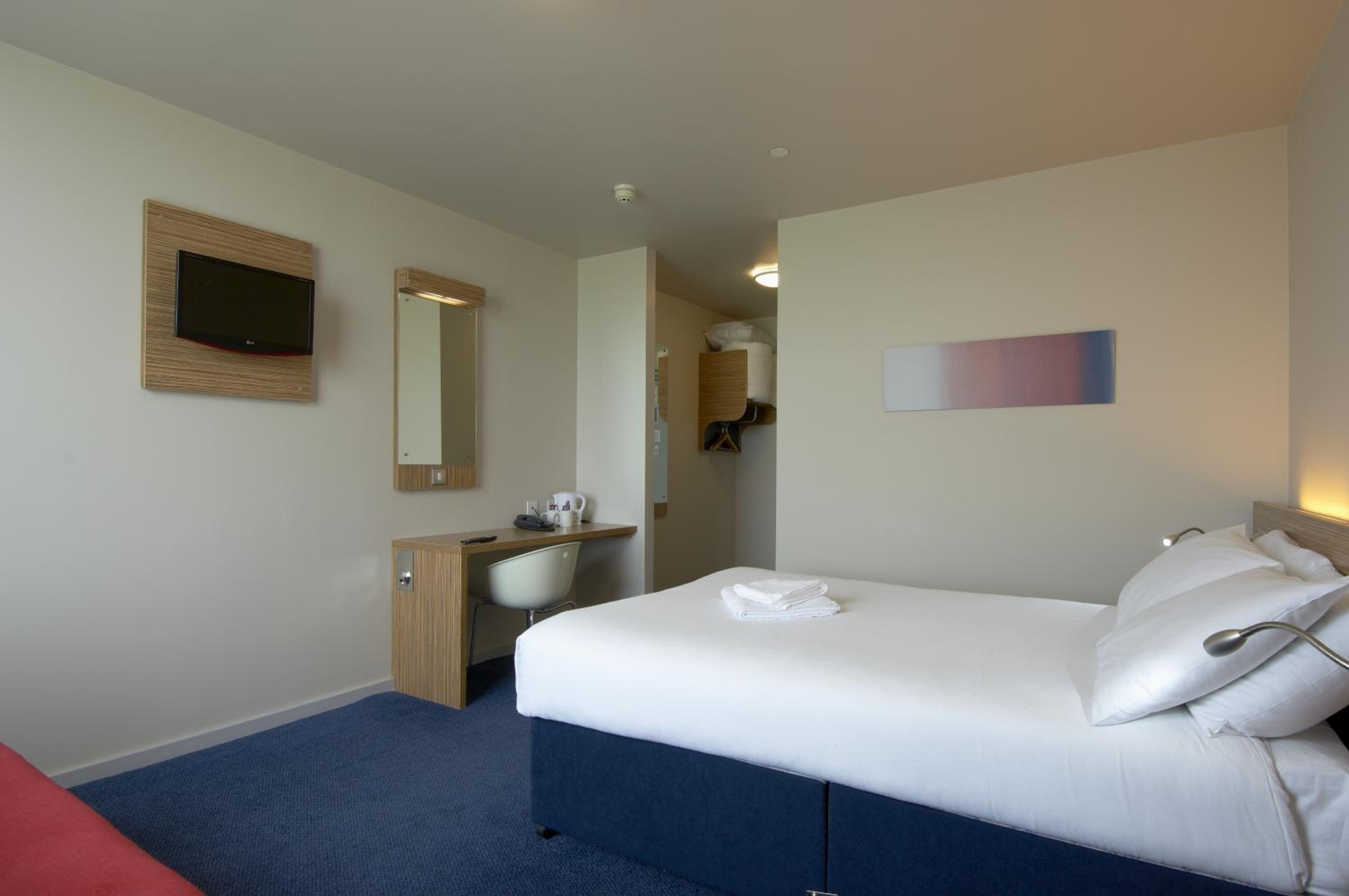 Limerick Vacations - Travelodge Limerick Castletroy - Property Image 2