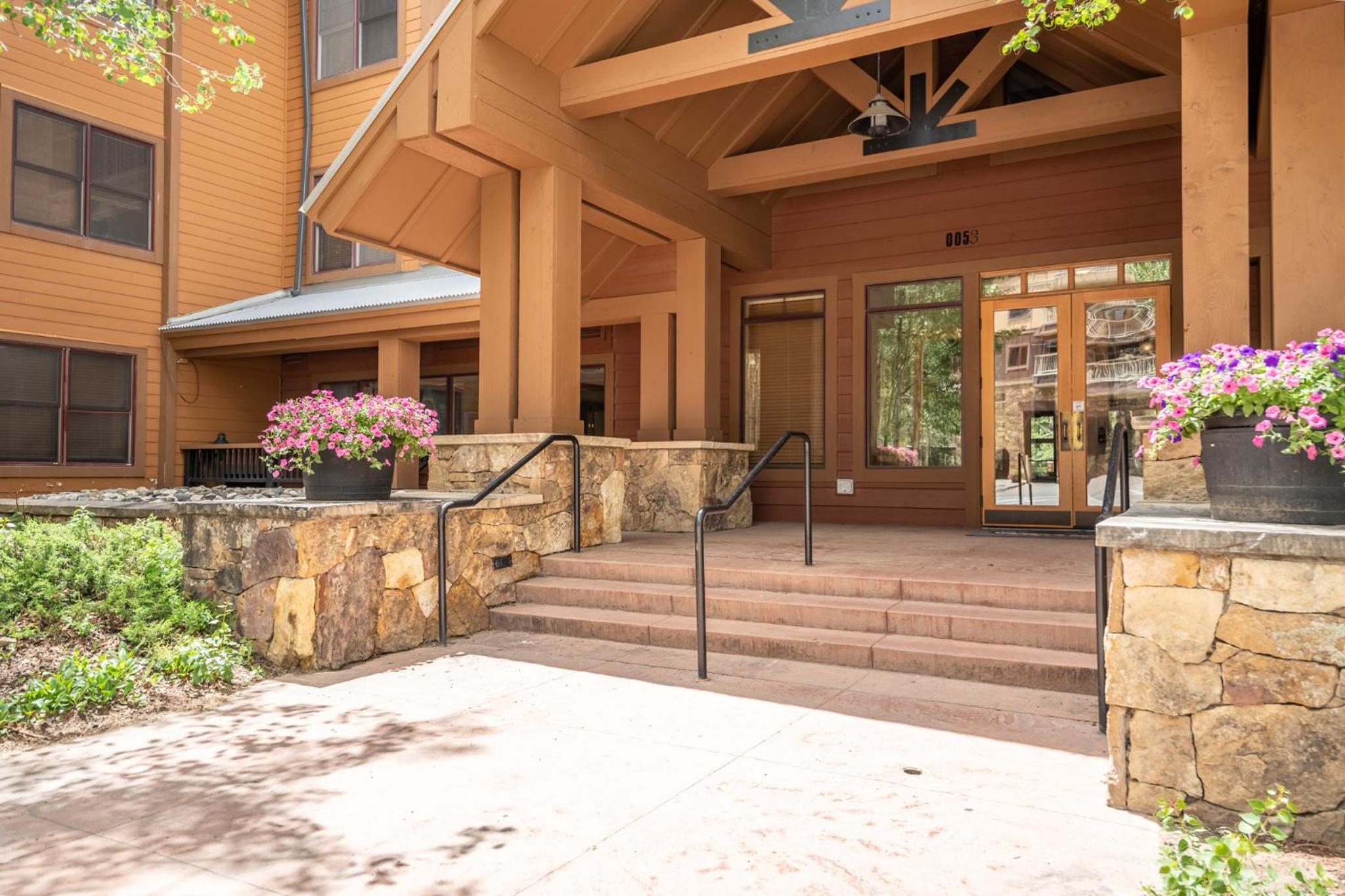 Hotel Springs by Summit County Mountain Retreats - Image 1