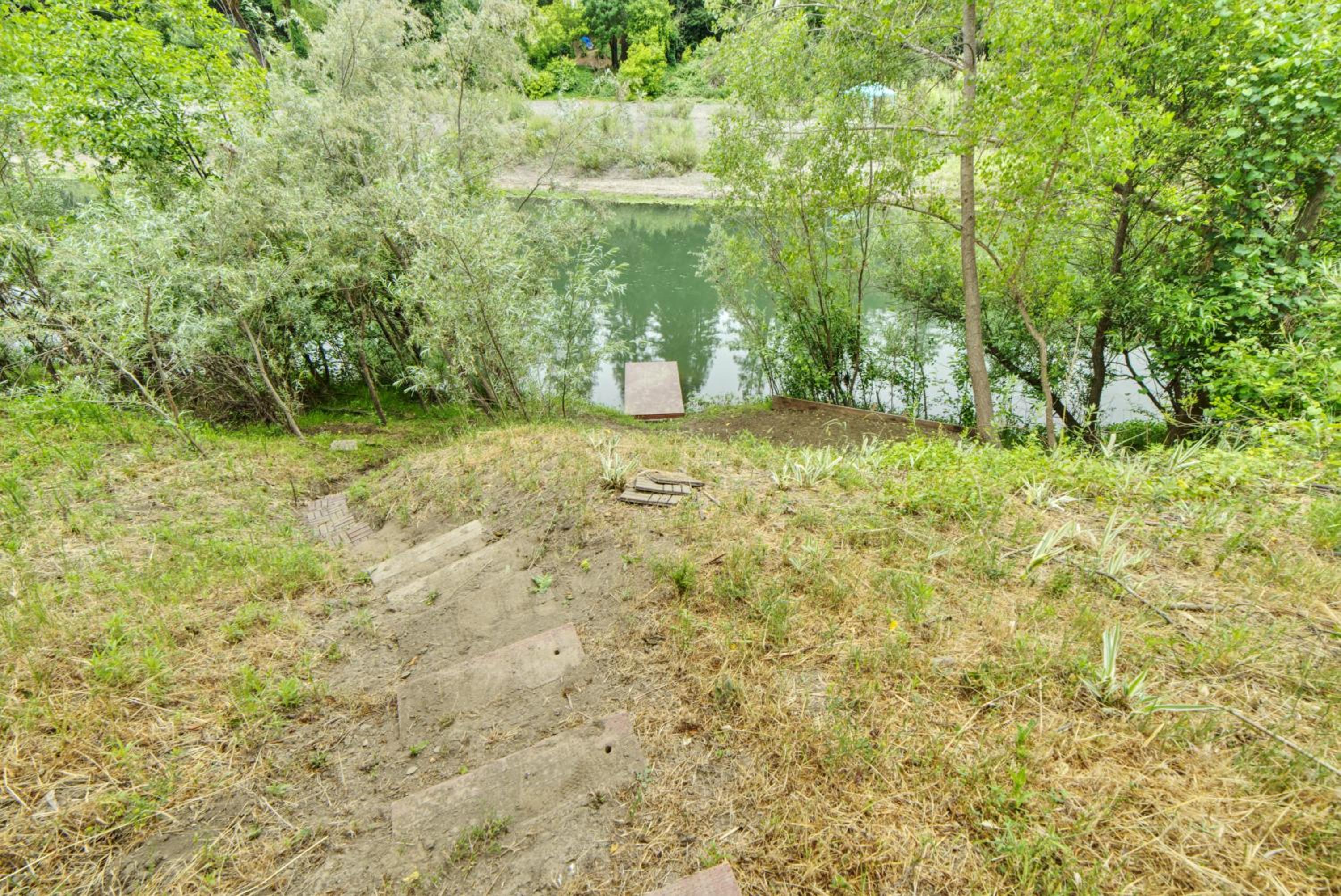 Riverfront Getaway With Wine Tastings Included