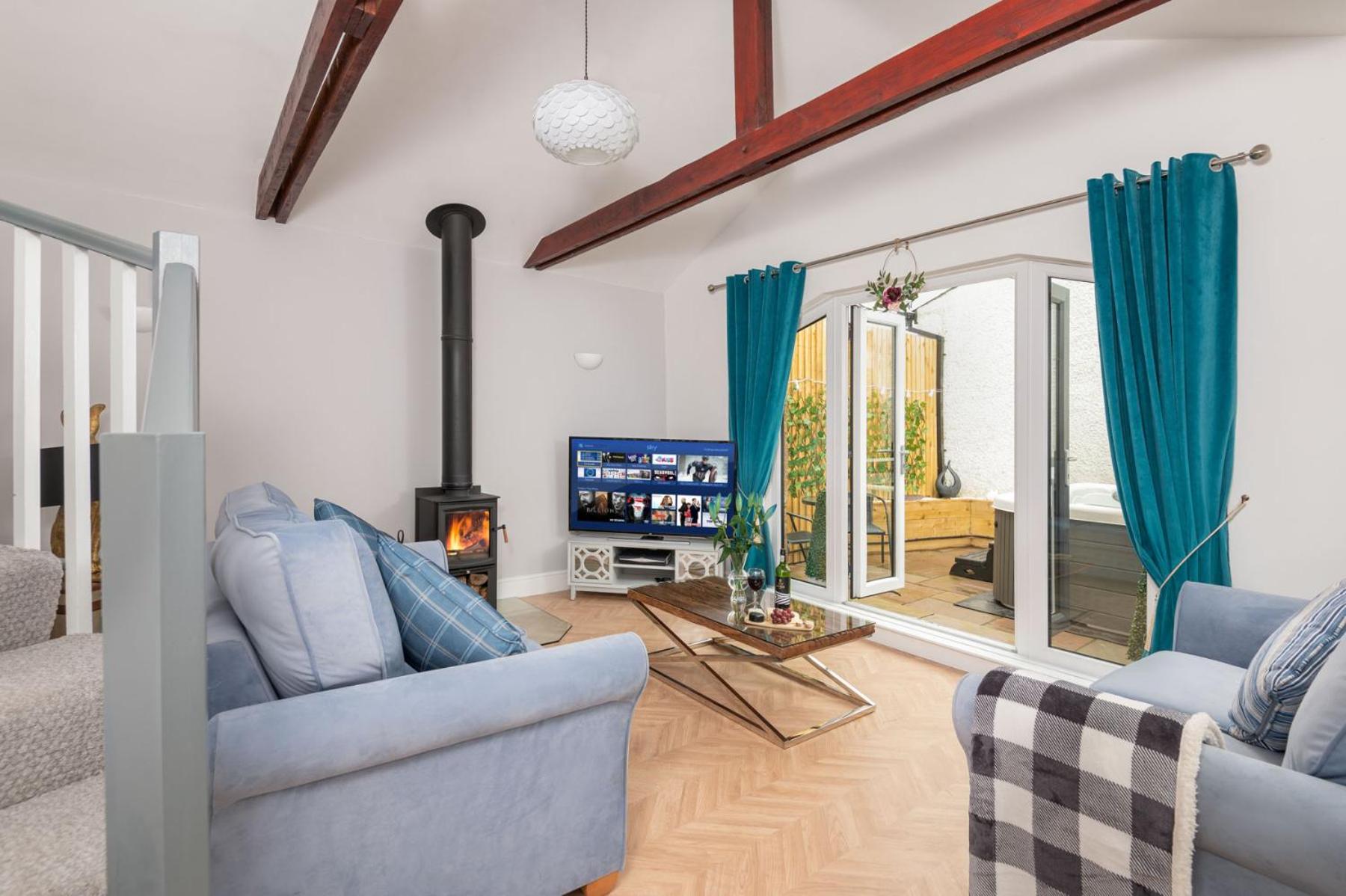 Cottage - Sleeps 3 hot tub & pet friendly view 5