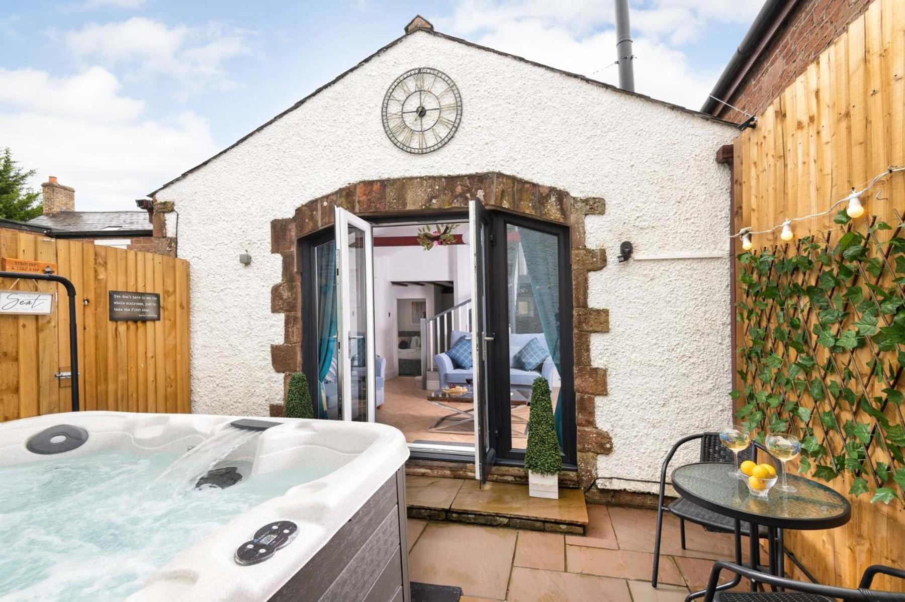 Cottage - Sleeps 3 hot tub & pet friendly view 3
