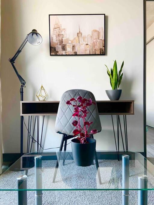 Cozy & Modern - Near the Airport