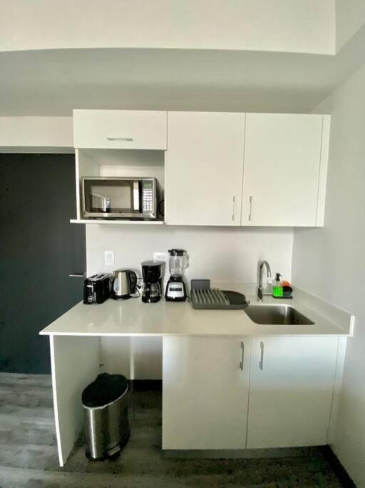 Cozy & Modern - Near the Airport