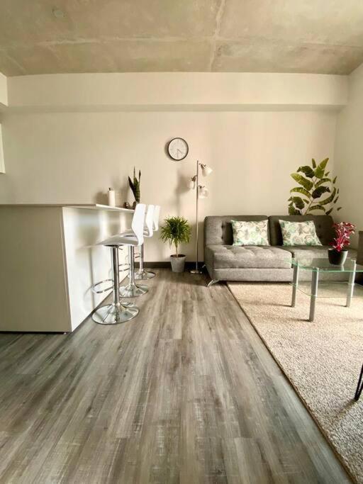 Cozy & Modern - Near the Airport