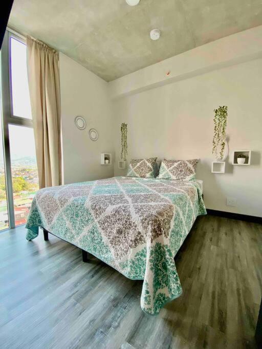 Cozy & Modern - Near the Airport