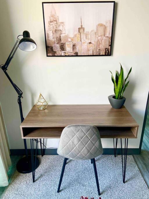 Cozy & Modern - Near the Airport