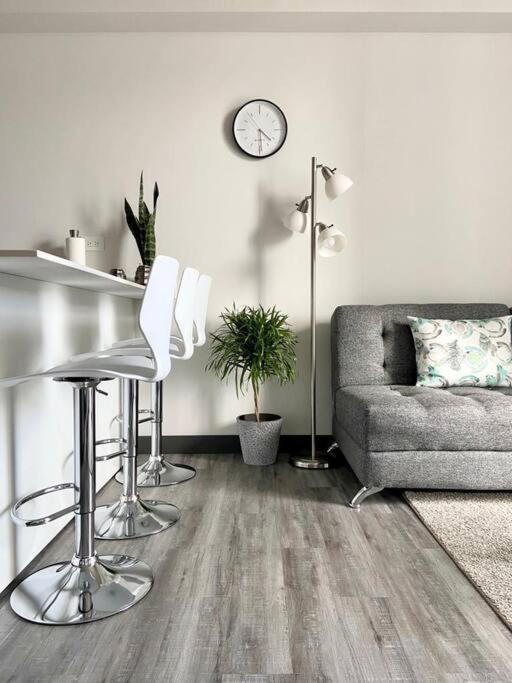 Cozy & Modern - Near the Airport