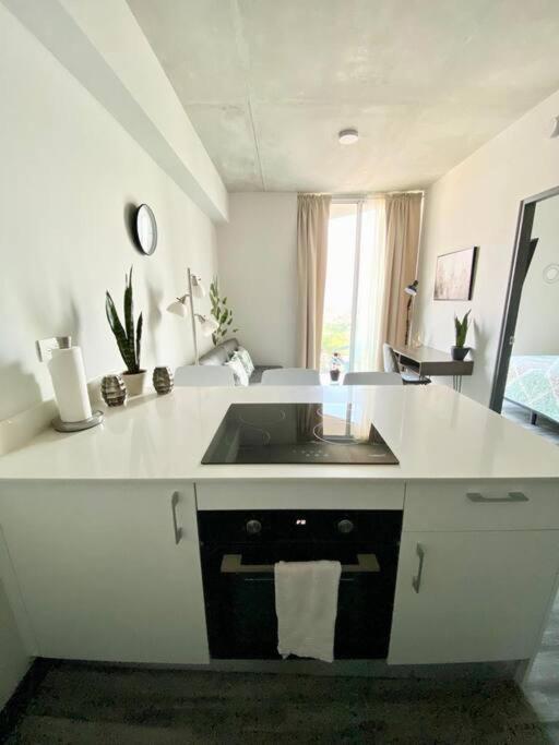 Cozy & Modern - Near the Airport