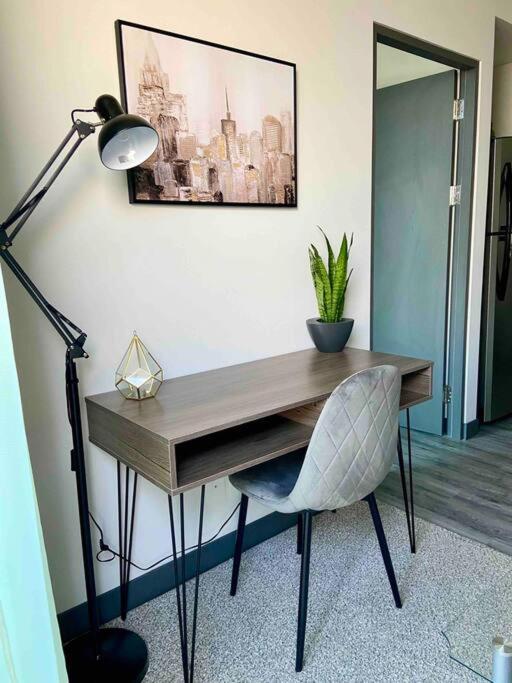 Cozy & Modern - Near the Airport
