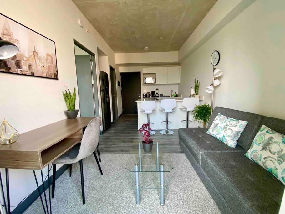 Cozy & Modern - Near the Airport