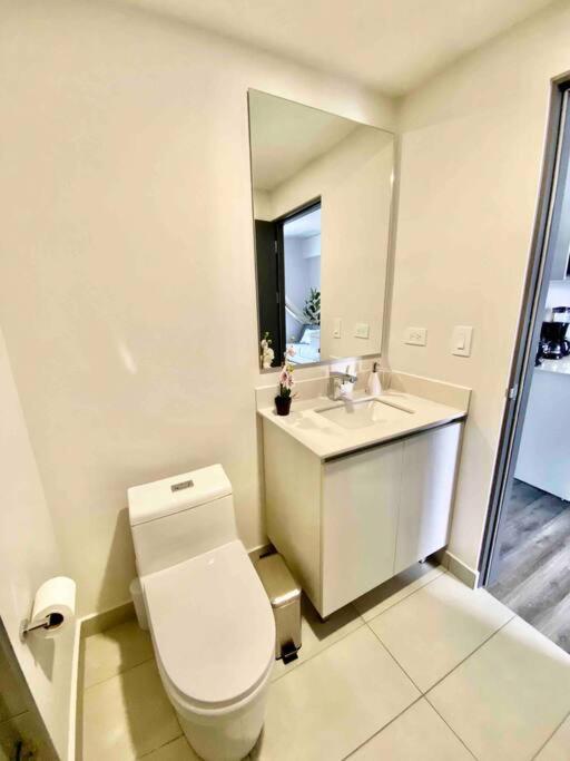 Cozy & Modern - Near the Airport