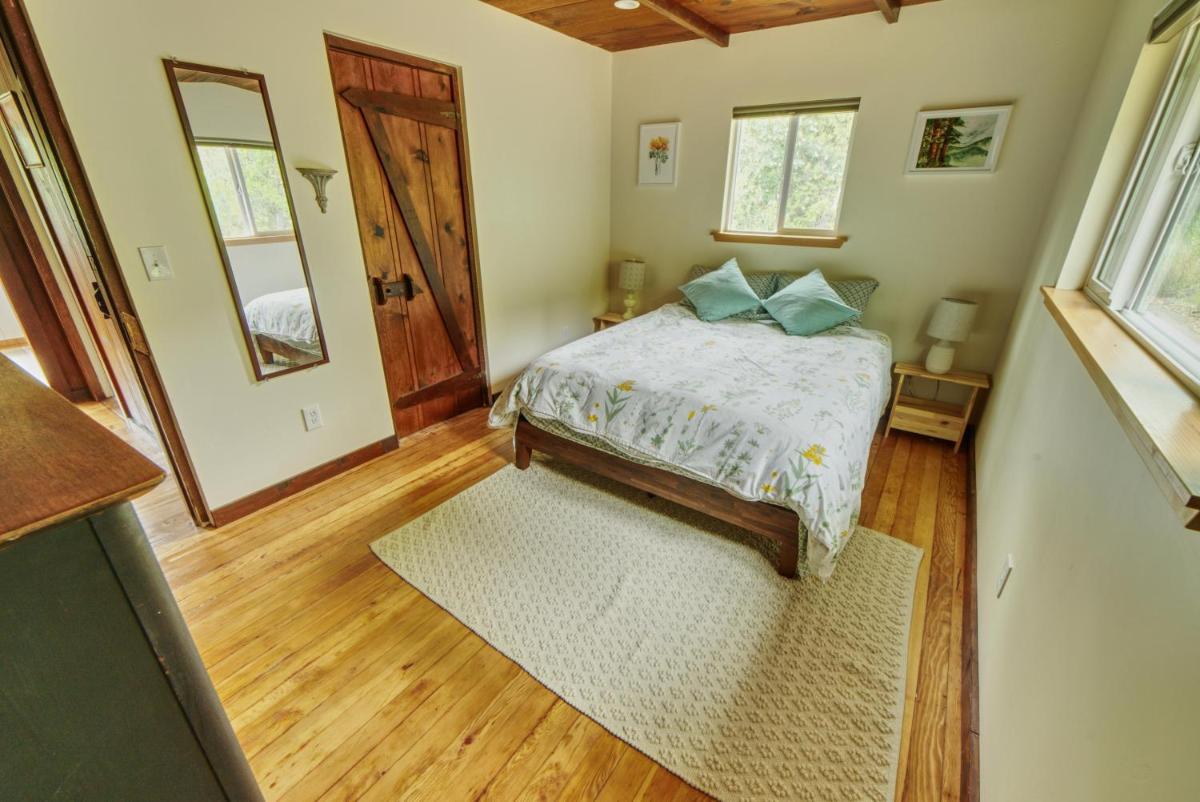 Riverfront Getaway With Wine Tastings Included