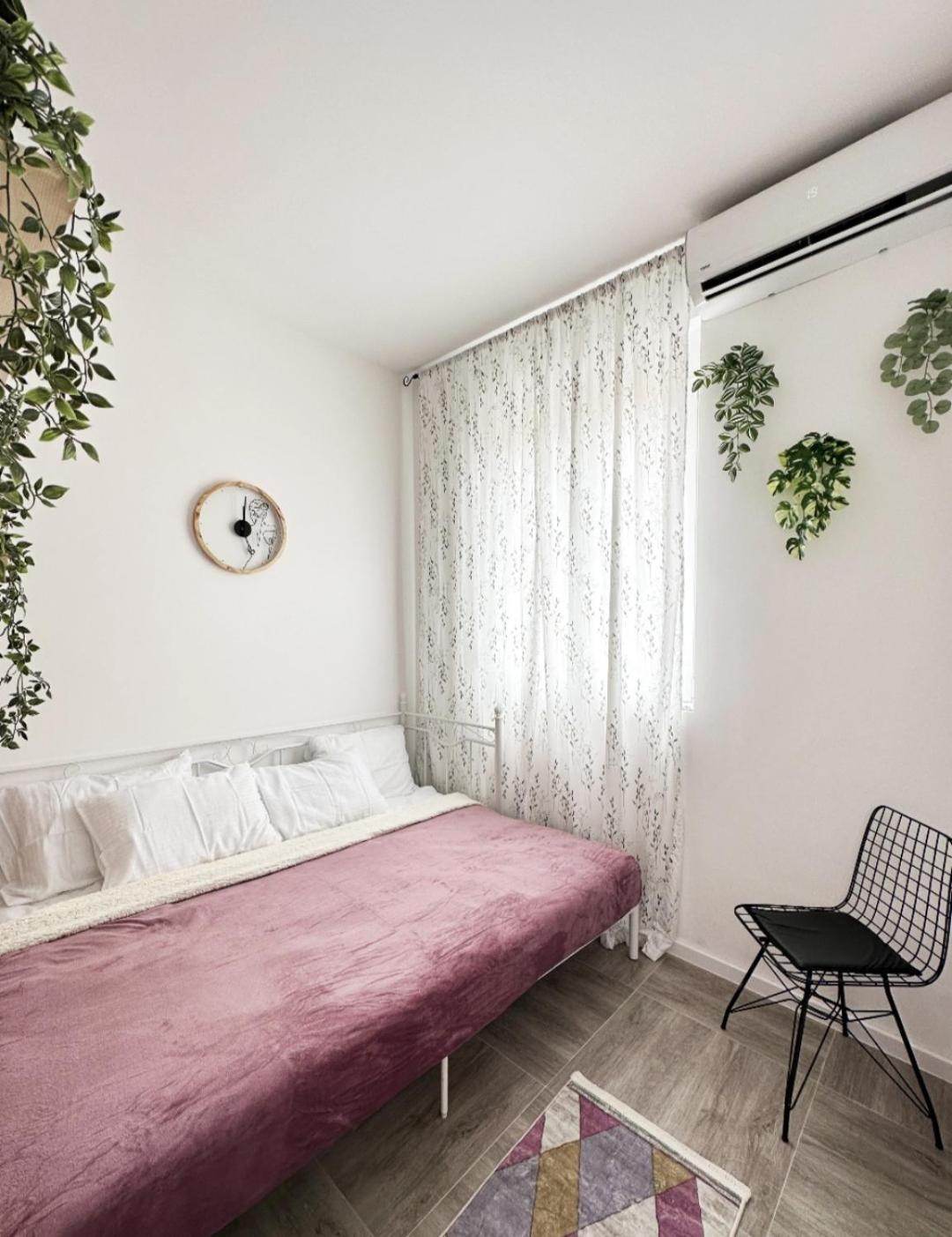 Studio apartment, 5 minutes to the beach view 4