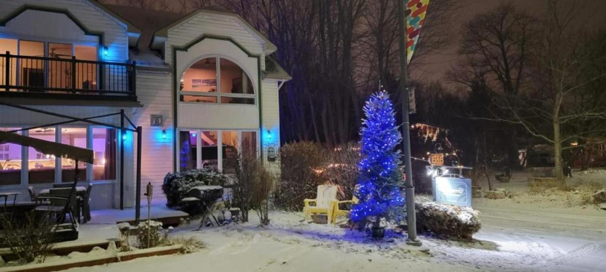 Kokomo INN Bed and Breakfast Ottawa-Gatineau's Only Tropical Riverfront B&B on the National Capital Cycling Pathway Route Verte #1 - for Adults Only - Cham