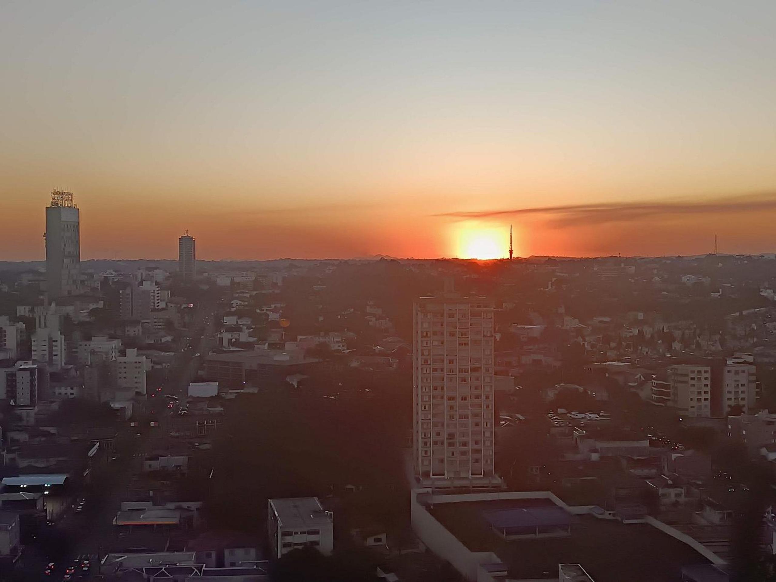 Apto Centro Civico em Frente Shopping Mueller Piscina e Academia- Somente Familiares