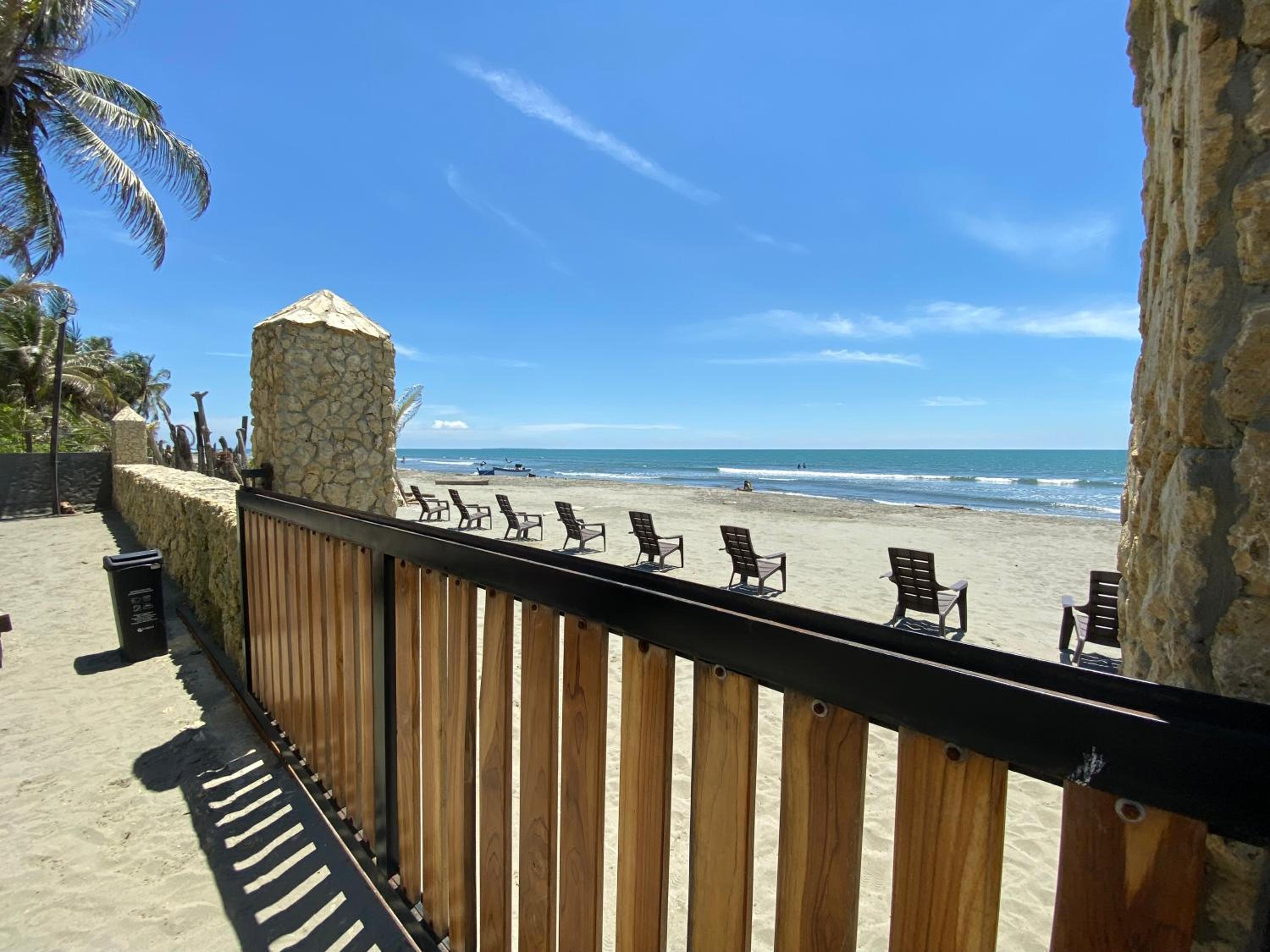 Apartamento en condominio con vista al mar