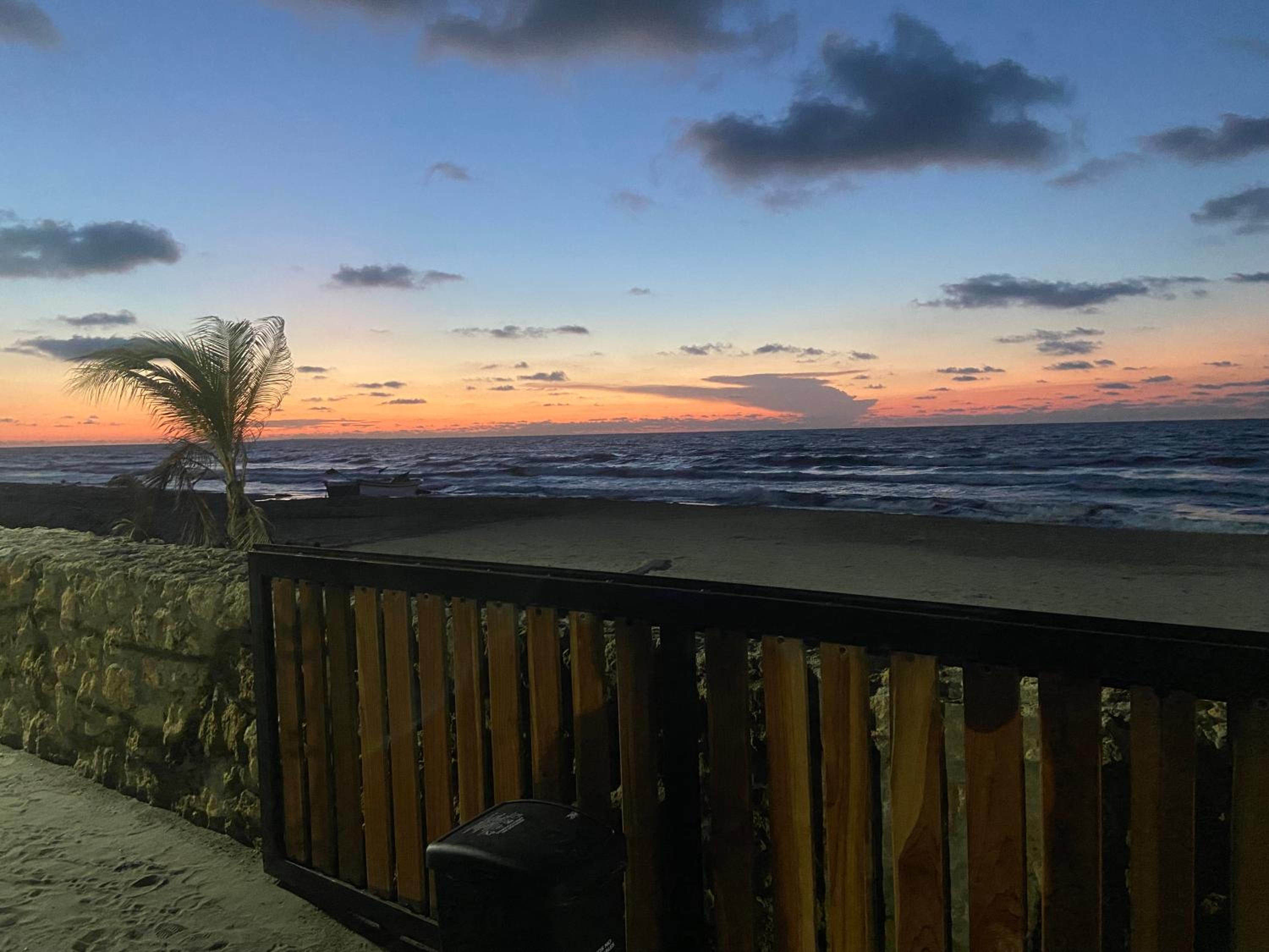 Apartamento en condominio con vista al mar