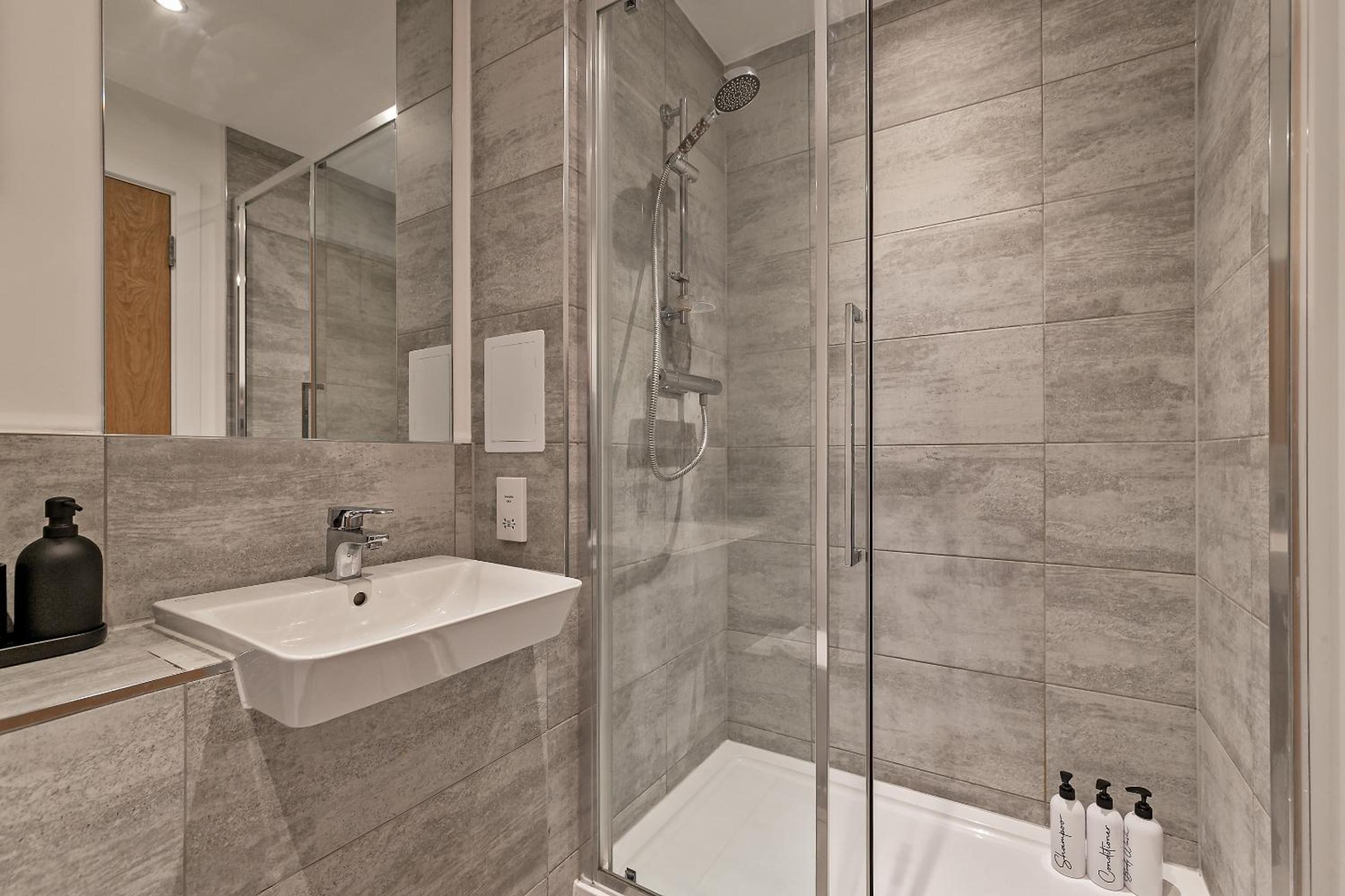 LUXURY AIRPORT SUITE, FREE Parking, FANTASTIC Location, Close To Airport, Train Station And Town Centre view 3