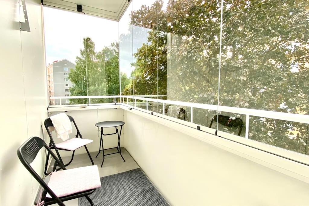 Beautiful 2 bedroom & Free parking view 3