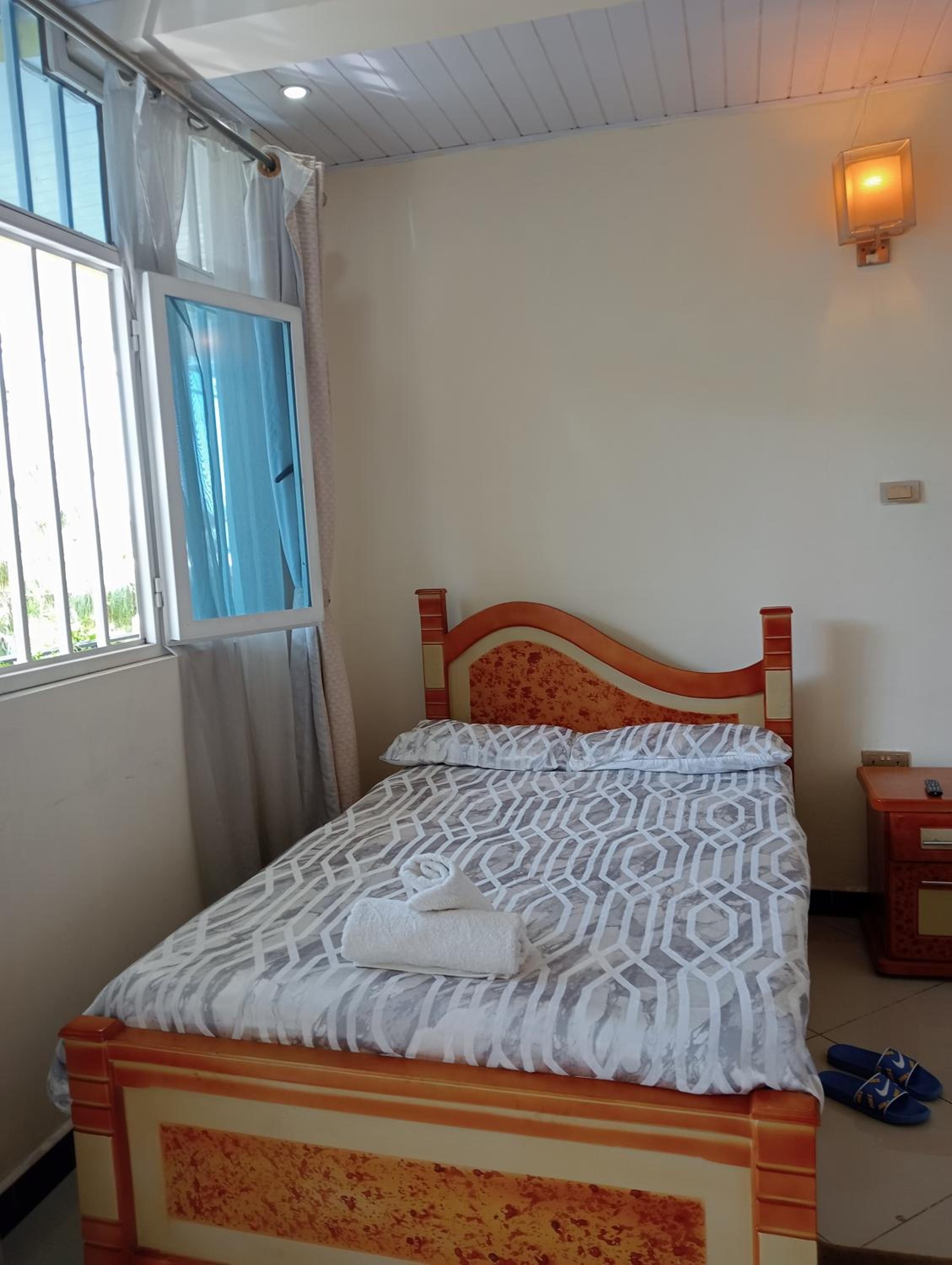 Avi Guest House
