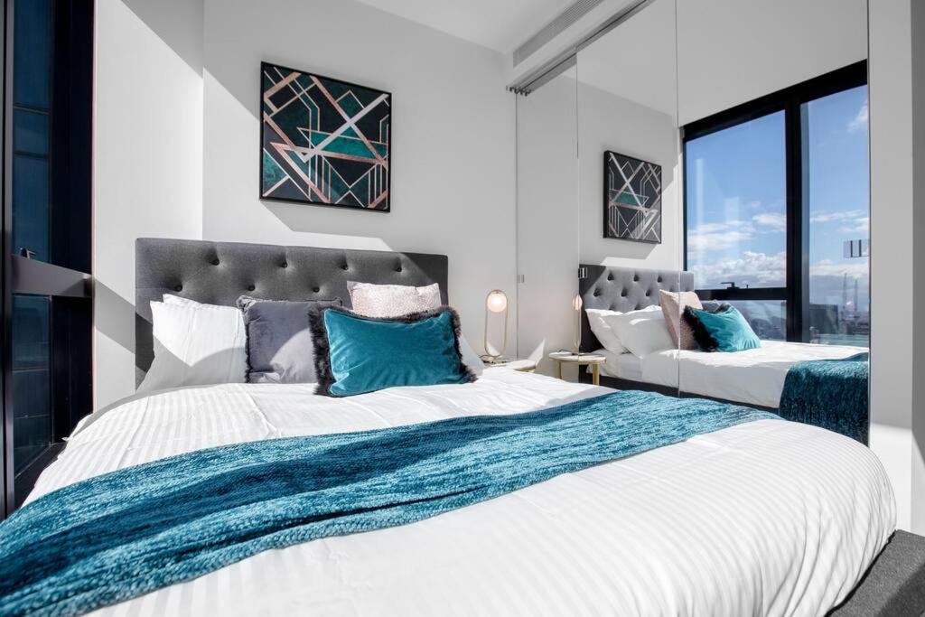Stunning City Views 2 bed 2 bath- Ur Urban Oasis!
