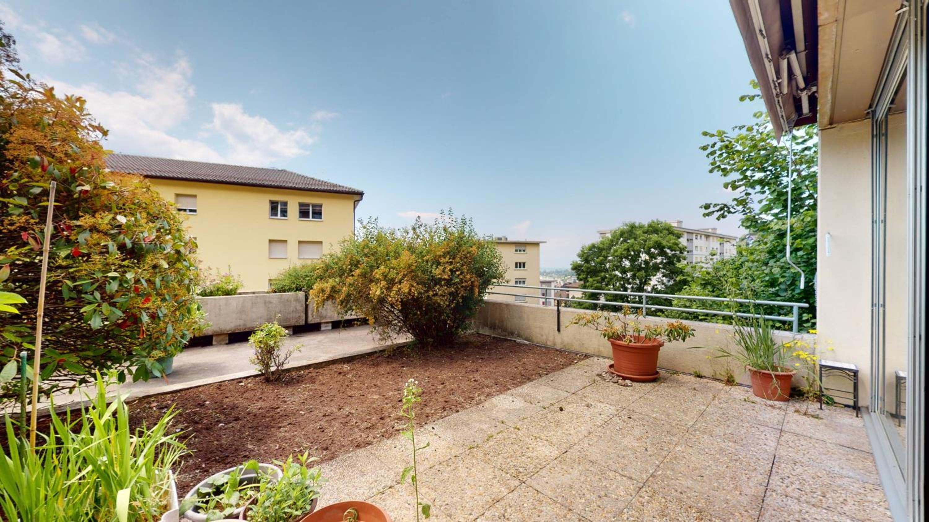 Bright flat overlooking Lake Geneva