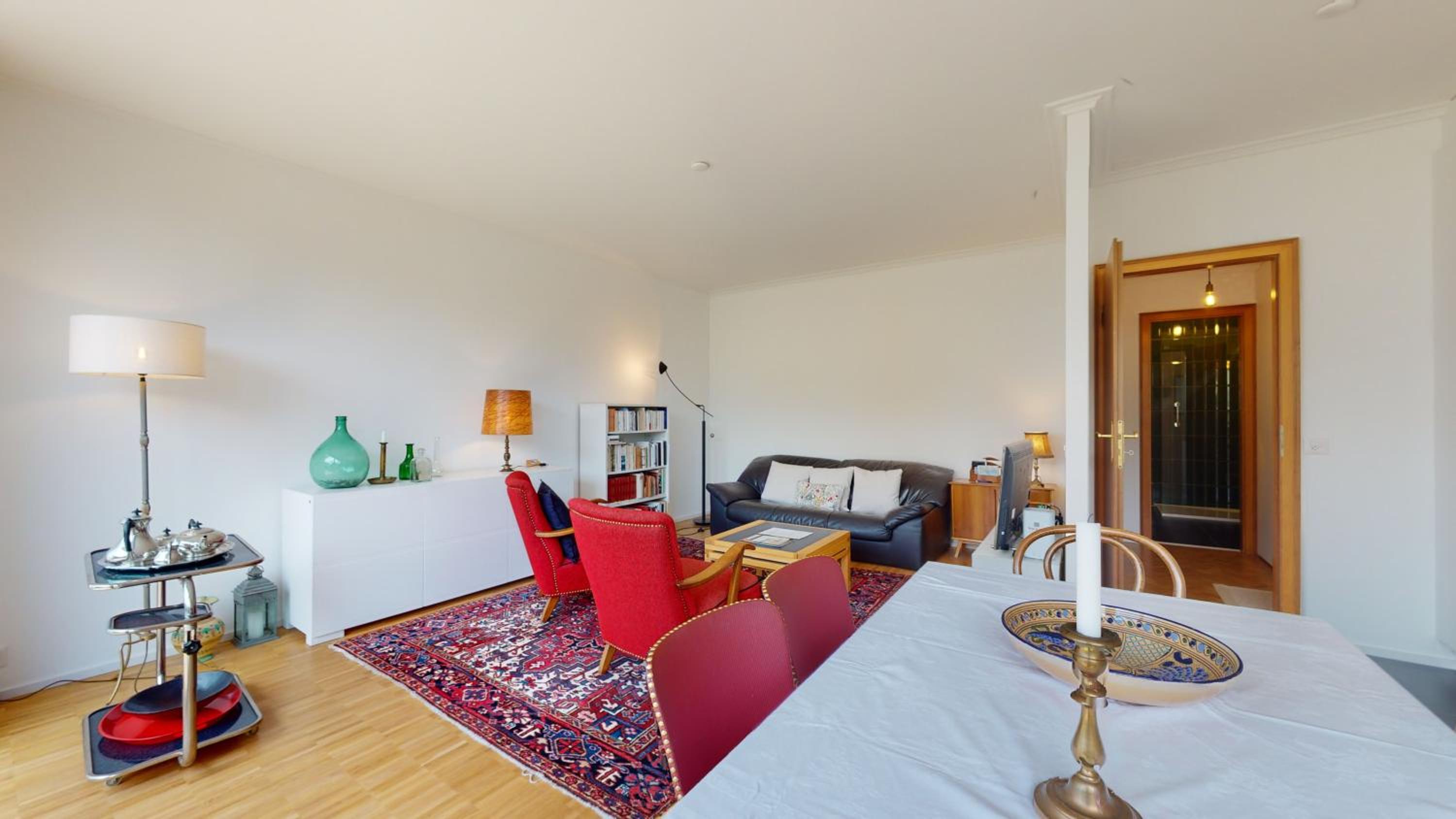 Bright flat overlooking Lake Geneva